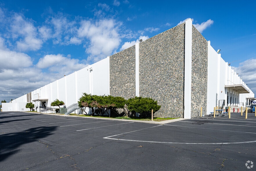 14400 Industry Cir, La Mirada, CA à vendre - Photo du bâtiment - Image 3 de 8