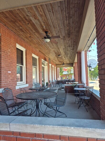 139 W Peoria St, Paola, KS à louer - Photo du bâtiment - Image 3 de 13