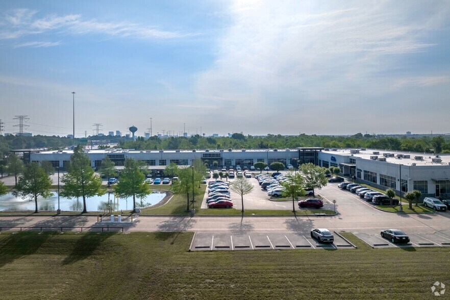 1717 N Sam Houston Pky W, Houston, TX à louer - Photo du bâtiment - Image 3 de 4