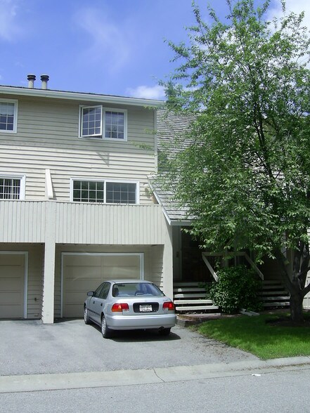 Point Mckay Gardens Northwest Calgary portefeuille de 4 propriétés à vendre sur LoopNet.ca - Photo du bâtiment - Image 2 de 14