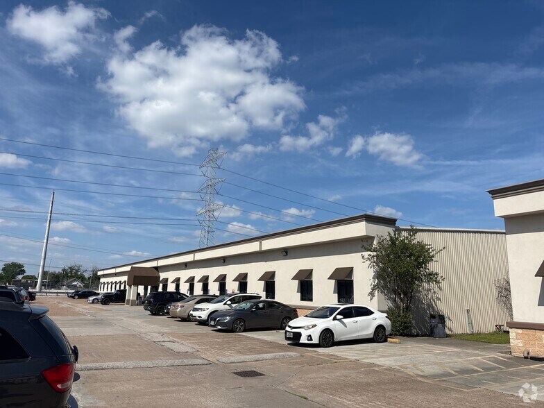 9450 Harwin Dr, Houston, TX à louer - Photo principale - Image 3 de 7