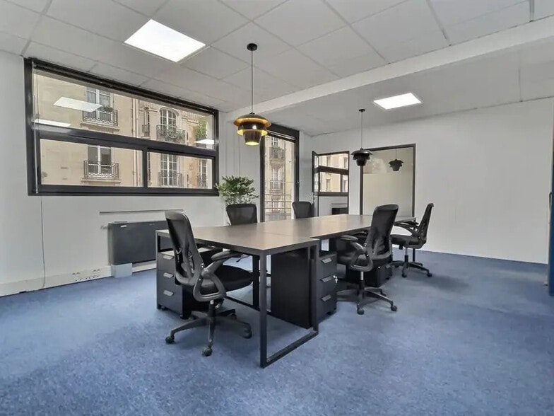 3 Square Desaix, Paris for lease - Building Photo - Image 2 of 12