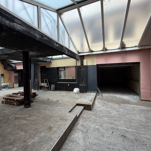 Retail in Clichy for lease - Interior Photo - Image 2 of 7