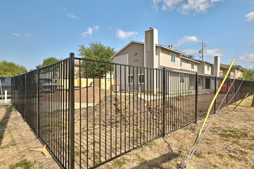 6709 Wentworth Dr, Austin, TX à vendre - Photo du bâtiment - Image 2 de 28