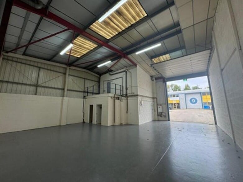 Kendal Close, London for lease - Building Photo - Image 3 of 12