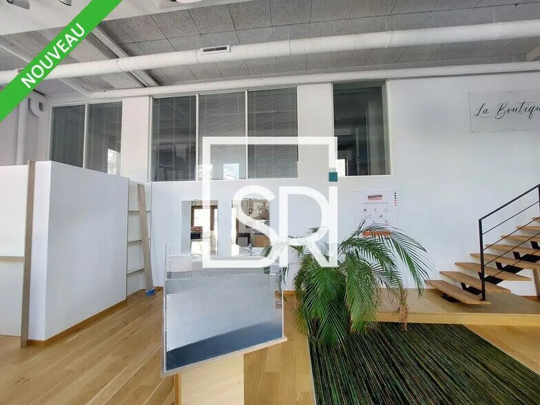 Bureau dans Clermont-Ferrand à louer - Hall d’entrée - Image 3 de 12