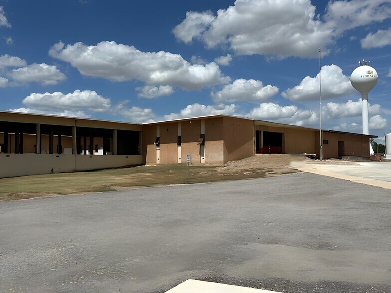 1301 Hospital Blvd, Floresville, TX for sale - Building Photo - Image 2 of 5