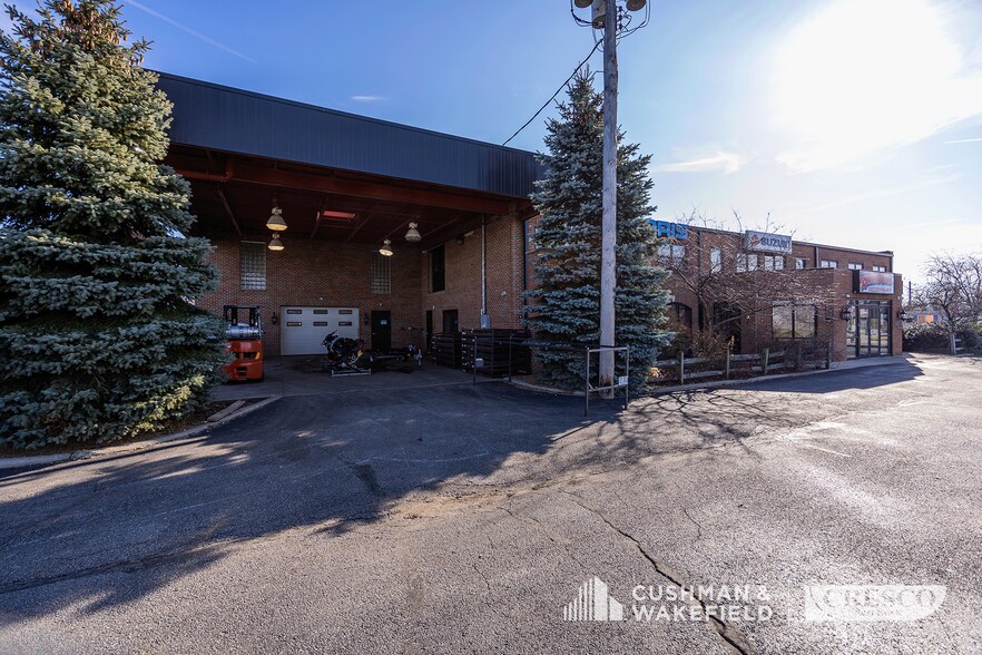 23360 Michelle Dr, Bedford Heights, OH à vendre - Photo du bâtiment - Image 2 de 7