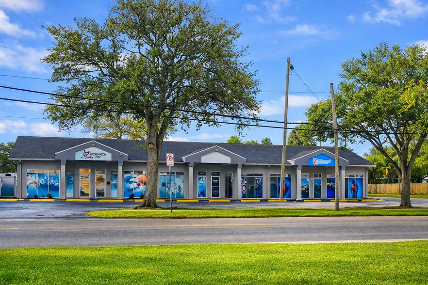 2526 W Tampa Bay Blvd, Tampa, FL à louer - Photo du bâtiment - Image 2 de 9