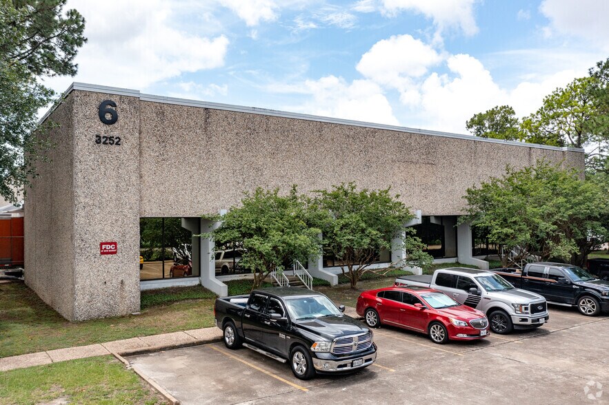 3232-3252 E Loop Fwy N, Houston, TX à louer - Photo du bâtiment - Image 2 de 6