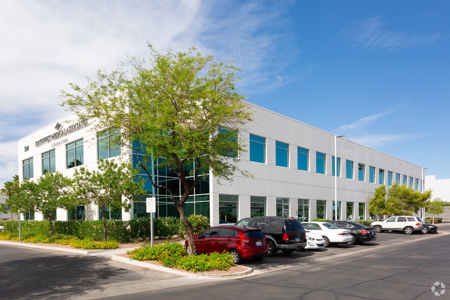 5740 S Eastern Ave, Las Vegas, NV à louer - Photo du bâtiment - Image 2 de 3