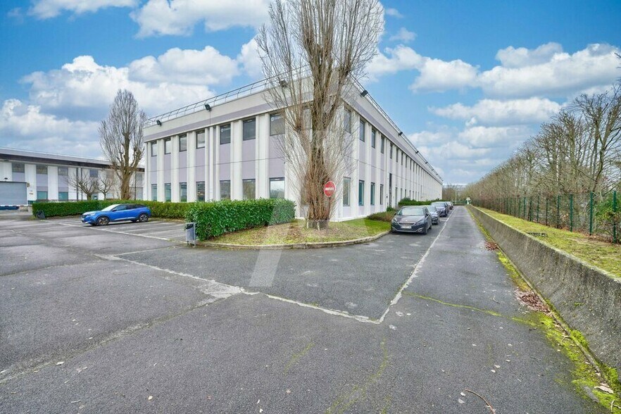 4 Allée Du Cantal, Lisses à louer - Photo du bâtiment - Image 2 de 8