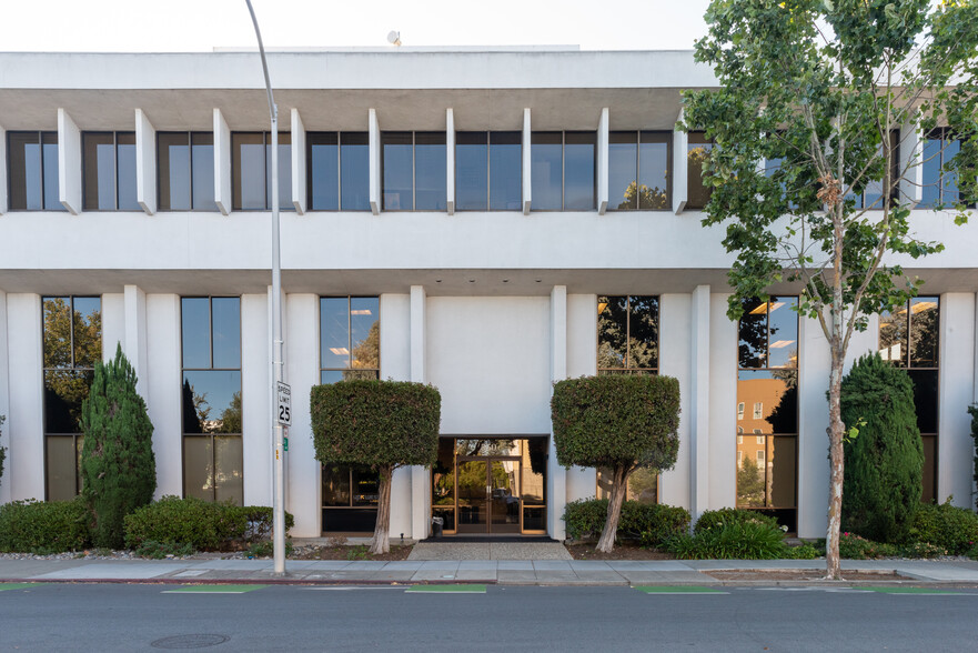 550 S California Ave, Palo Alto, CA à louer - Photo du bâtiment - Image 2 de 2