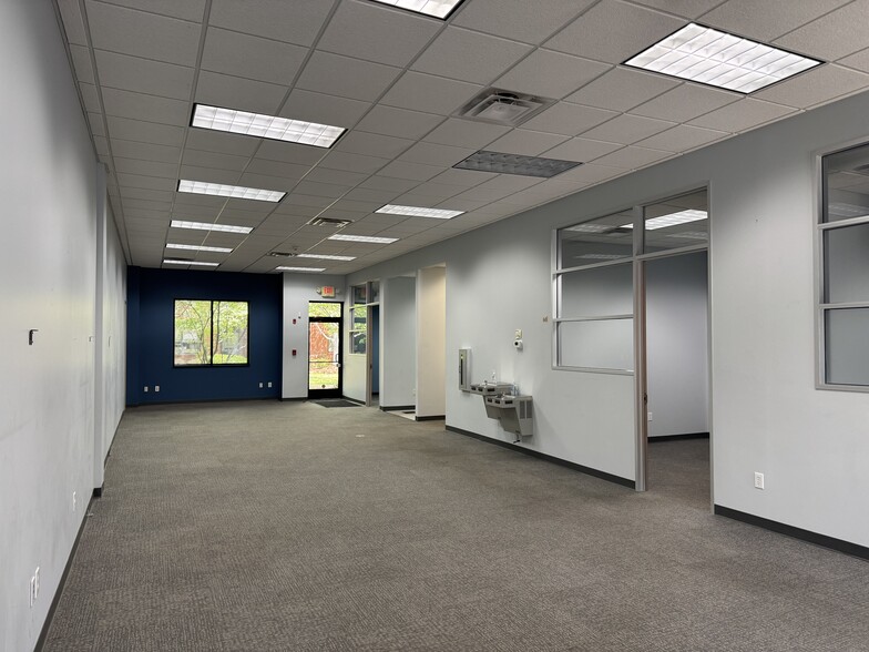 3810 N Elm St, Greensboro, NC à louer - Photo intérieure - Image 2 de 10
