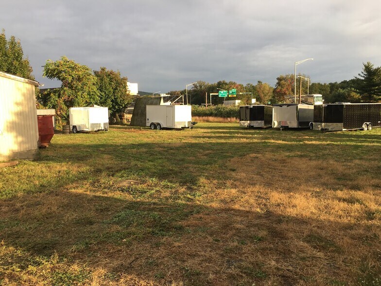 56 Lake Avenue Ext, Danbury, CT for lease - Primary Photo - Image 1 of 1