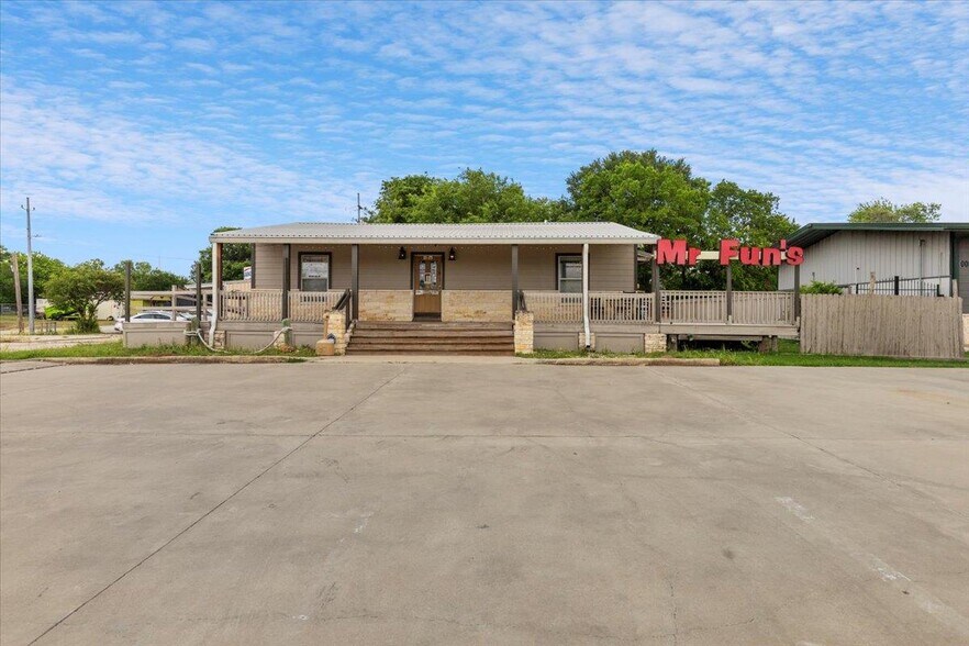 1002 College St, Bastrop, TX à louer - Photo du bâtiment - Image 1 de 16