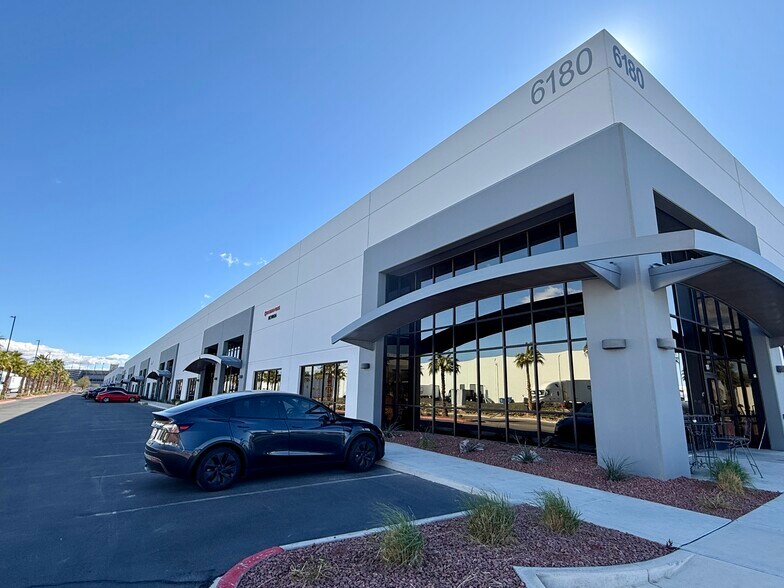6180 North Hollywood Blvd, Las Vegas, NV à louer - Photo du bâtiment - Image 2 de 8