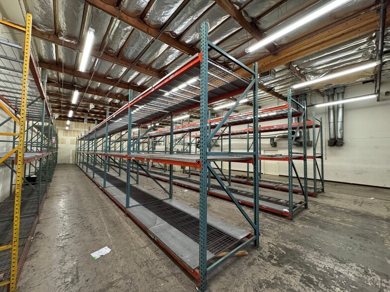 8626-8635 Wilbur Ave, Northridge, CA for lease - Building Photo - Image 3 of 5