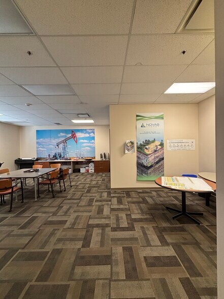 10672 46th St SE, Calgary, AB à vendre - Photo du bâtiment - Image 2 de 16