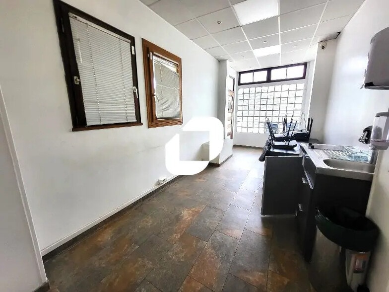 Office in Arcueil for sale - Building Photo - Image 3 of 9