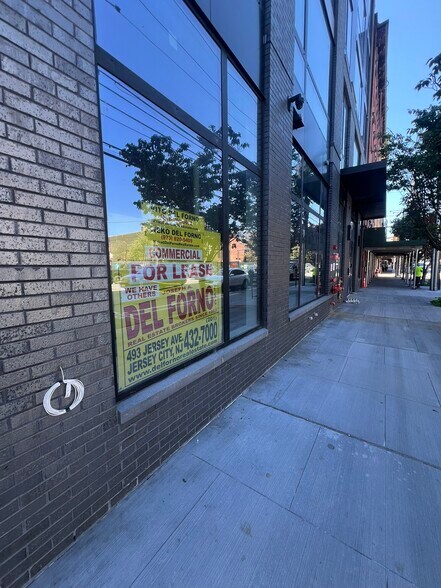 139 Christopher Columbus Dr, Jersey City, NJ à louer - Photo du bâtiment - Image 3 de 4