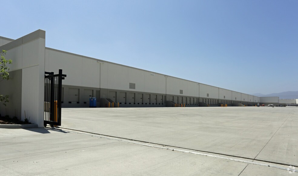 16380 Euclid Ave, Chino, CA à louer - Photo du bâtiment - Image 2 de 3