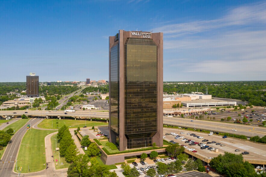 1601 NW Expressway, Oklahoma City, OK à louer - Photo du bâtiment - Image 3 de 15
