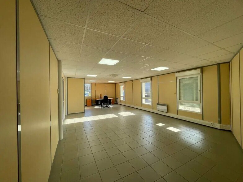 Office in Bourgoin-Jallieu for lease - Interior Photo - Image 1 of 12