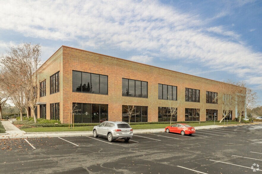 80 Blue Ravine Rd, Folsom, CA à louer - Photo du bâtiment - Image 2 de 4