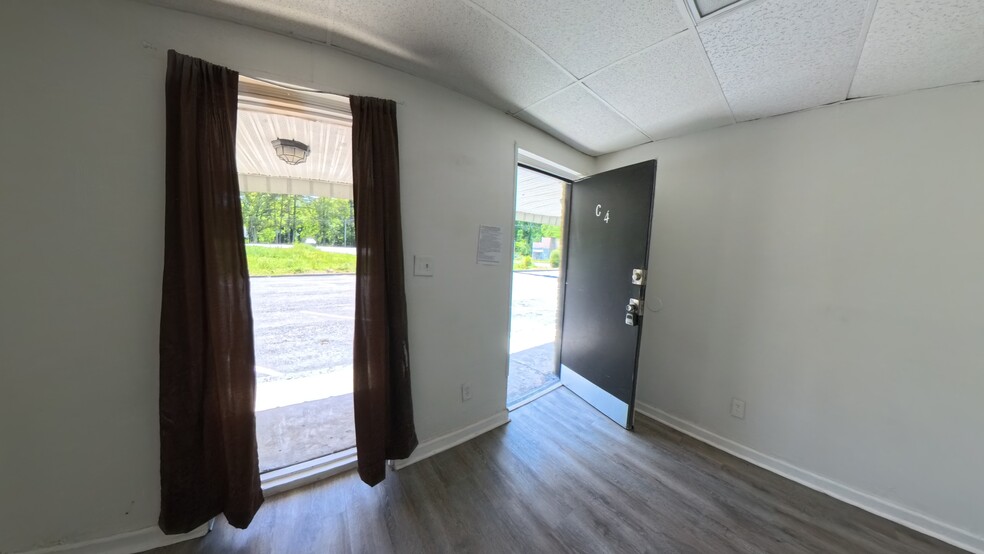 2523 Roosevelt Hwy, College Park, GA for lease - Interior Photo - Image 2 of 9