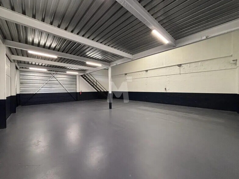 Flex in Orly for lease - Interior Photo - Image 2 of 6