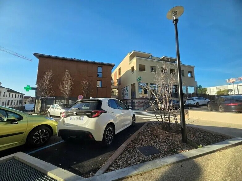 Commerce de détail dans Genas à louer - Photo du bâtiment - Image 3 de 5