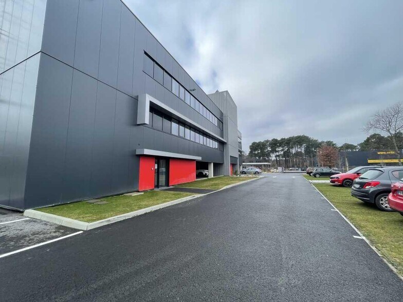 Office in Mérignac for lease - Building Photo - Image 2 of 11