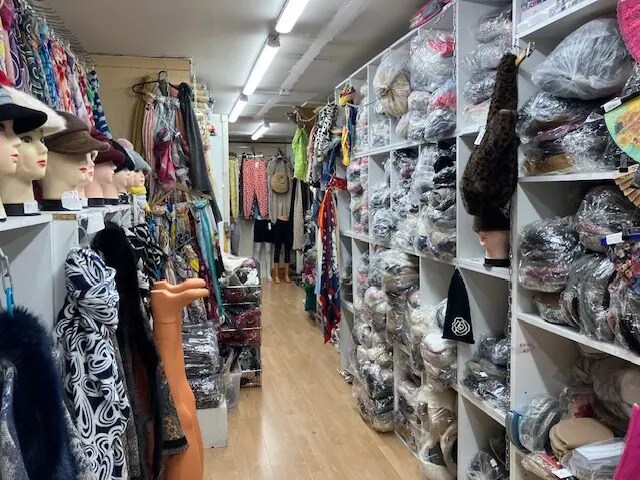 Retail in Lyon for lease - Interior Photo - Image 3 of 25