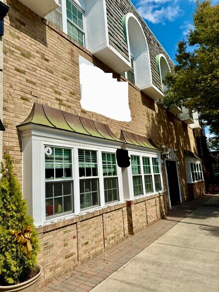 55 Front St, Rockville Centre, NY à louer - Photo du bâtiment - Image 1 de 9