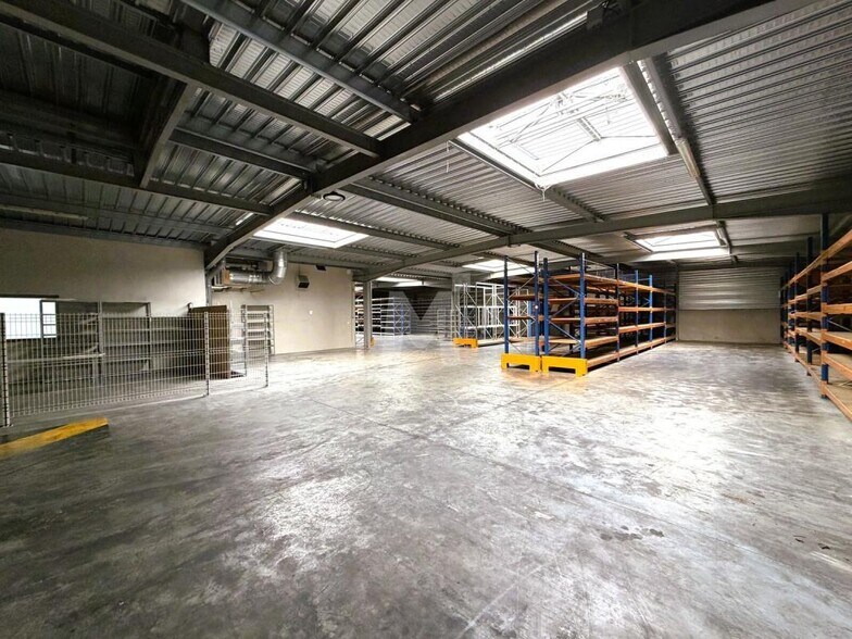 Flex in Chilly-Mazarin for lease - Interior Photo - Image 2 of 11