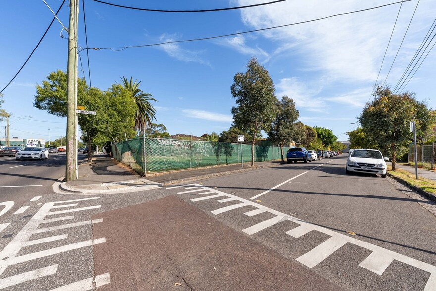 242-246 & 248 Ballarat Road & 3 Maddock portfolio of 2 properties for sale on LoopNet.ca - Primary Photo - Image 2 of 2