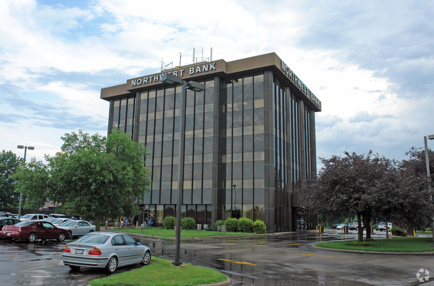 2550 Middle Rd, Bettendorf, IA à louer - Photo du bâtiment - Image 3 de 9