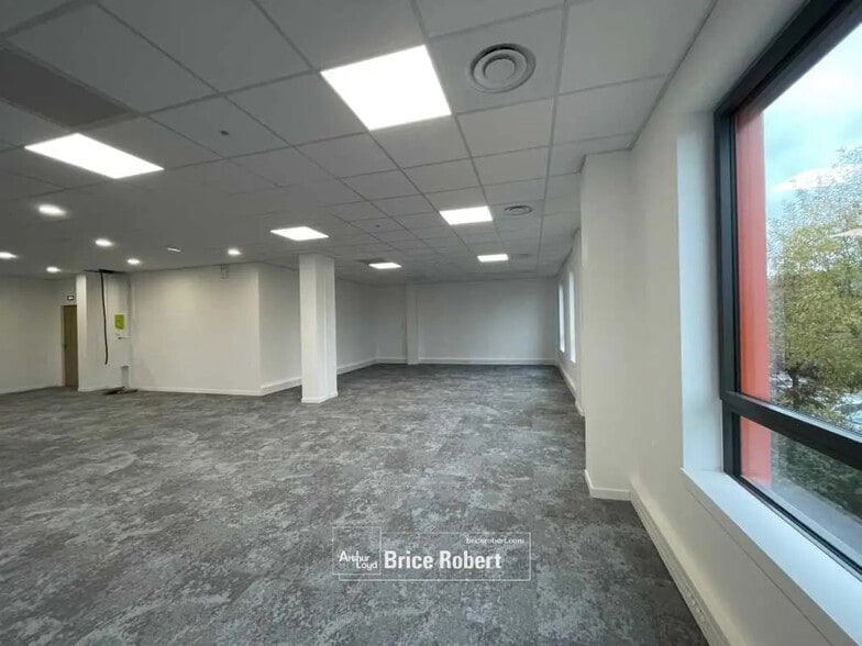 Office in Montluel for lease - Interior Photo - Image 3 of 13