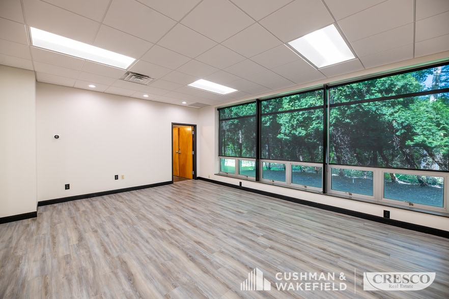 23701 Miles Rd, Warrensville Heights, OH à vendre - Photo du bâtiment - Image 3 de 9