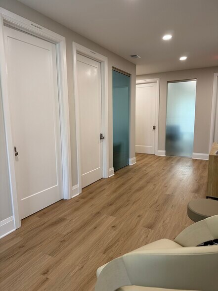 610 Colonial Park Dr, Roswell, GA for lease - Building Photo - Image 3 of 10