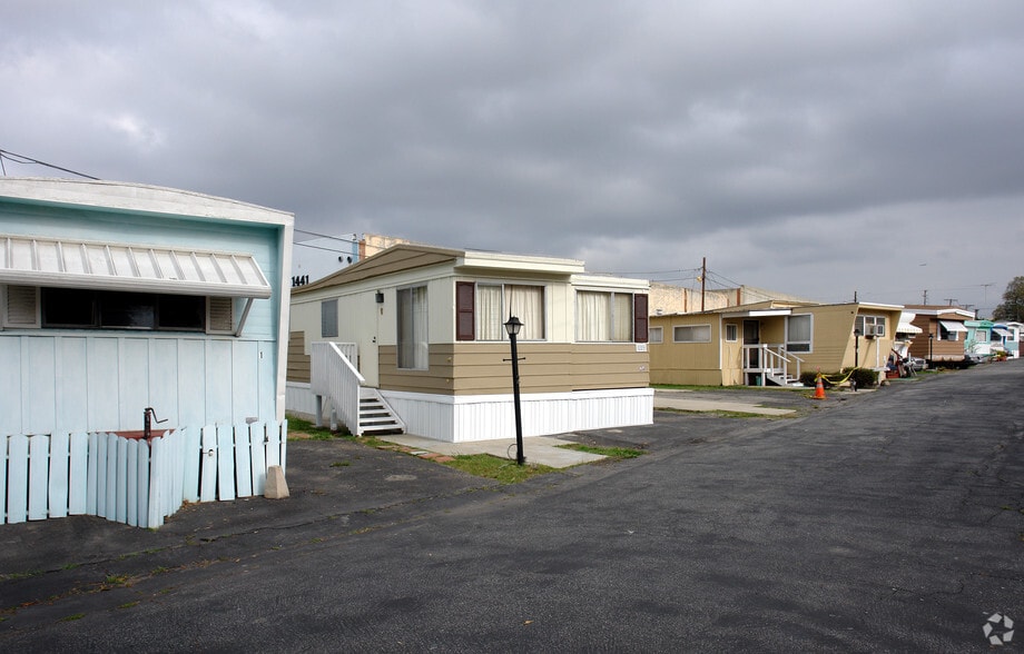 1425 W 132nd St, Gardena, CA à vendre - Photo du bâtiment - Image 2 de 2