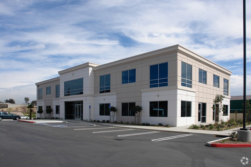 1202 Bristol St, Costa Mesa, CA à louer - Photo du bâtiment - Image 1 de 4