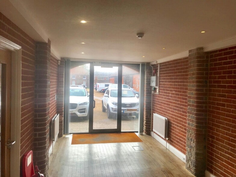 Off Cams Hl, Fareham for lease - Interior Photo - Image 2 of 57