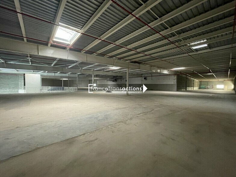 Retail in Toulouse for lease - Interior Photo - Image 2 of 12