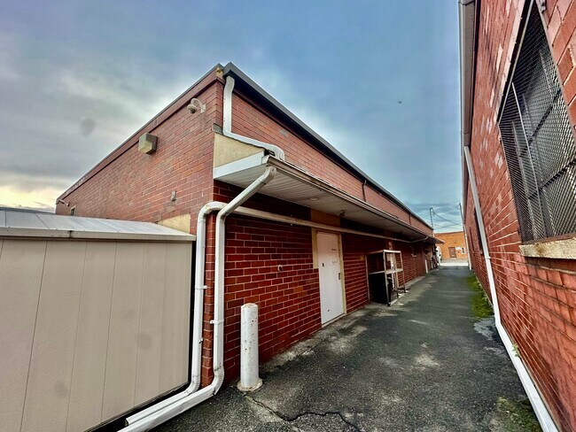 Plus de détails pour 17-19 Industrial Ave, Fairview, NJ - Industriel à louer