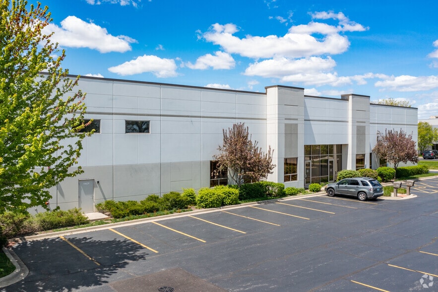 2360-2380 Vantage Dr, Elgin, IL for lease - Building Photo - Image 2 of 16