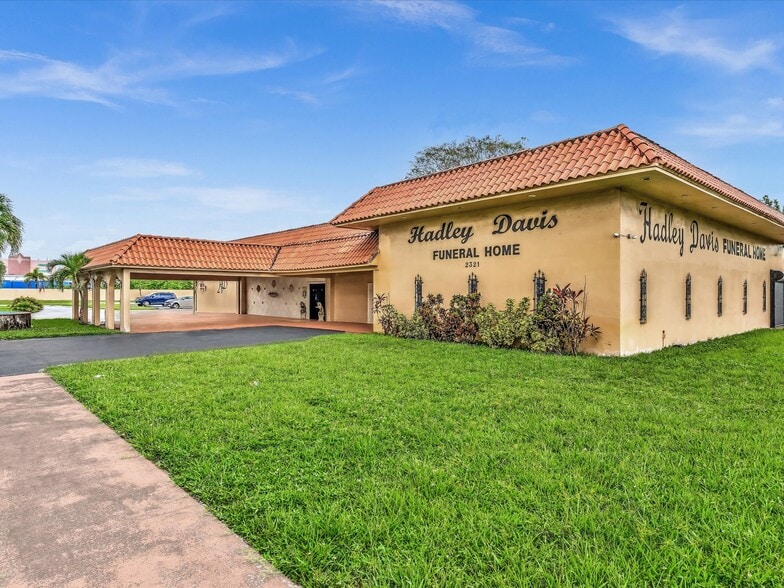 2321 NW 62nd St, Miami, FL à vendre - Photo du bâtiment - Image 1 de 13