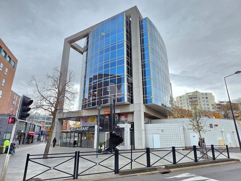 Office in Évry-Courcouronnes for sale - Building Photo - Image 1 of 16
