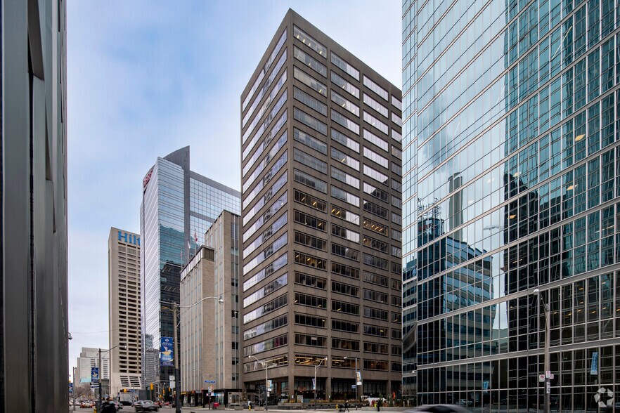 155 University Ave, Toronto, ON à louer - Photo du bâtiment - Image 3 de 10